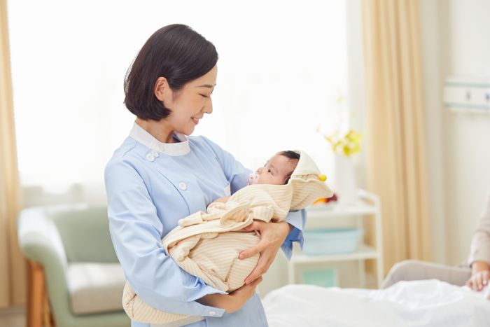 1646806545673076.jpg 攝圖網(wǎng)_501694182_高檔月子中心護(hù)工和嬰兒互動(dòng)(企業(yè)商用).jpg