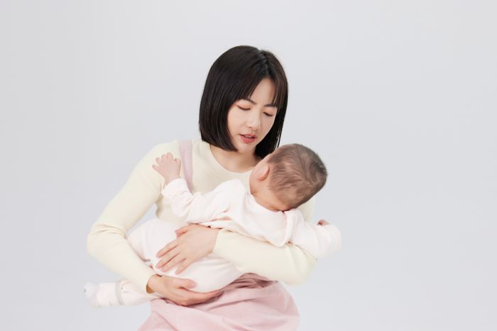 1648879004358014.jpg 攝圖網(wǎng)_501725324_抱著嬰兒小寶寶的月嫂(企業(yè)商用).jpg