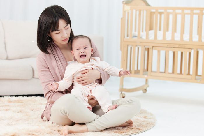 1650002517289542.jpg 攝圖網(wǎng)_501725428_安撫哭泣嬰兒的月嫂(企業(yè)商用).jpg