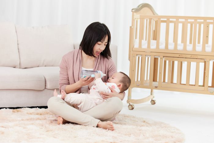 1650180525362729.jpg 攝圖網(wǎng)_501725414_月嫂喂養(yǎng)嬰兒小寶寶(企業(yè)商用).jpg