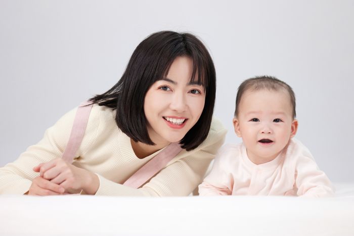 1651646744842550.jpg 攝圖網(wǎng)_501725321_嬰兒與月嫂的溫馨互動(dòng)(企業(yè)商用).jpg