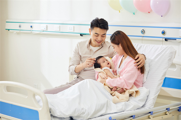 攝圖網_501694294_年輕夫妻和寶寶溫馨互動（企業(yè)商用）.jpg