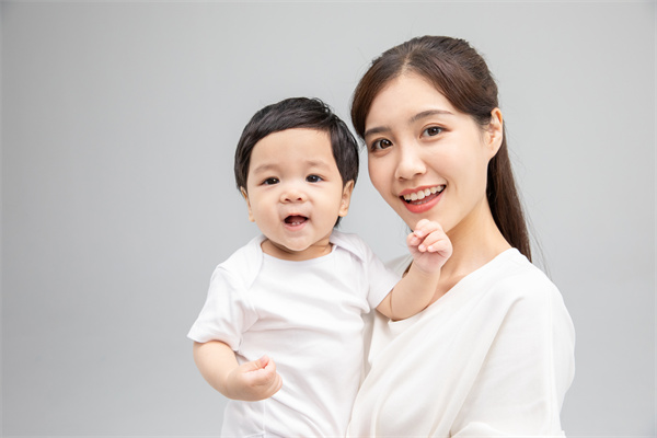 1658481703178562.jpg 攝圖網(wǎng)_501659830_年輕媽媽和寶寶形象(企業(yè)商用).jpg