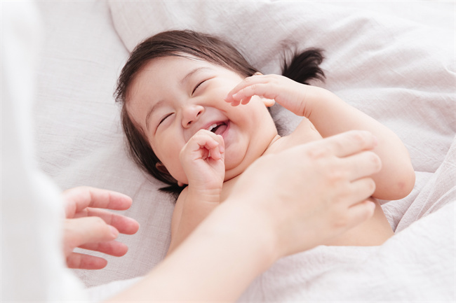 1658481833433431.jpg 攝圖網(wǎng)_501980769_可愛(ài)寶寶開(kāi)心玩耍(企業(yè)商用).jpg