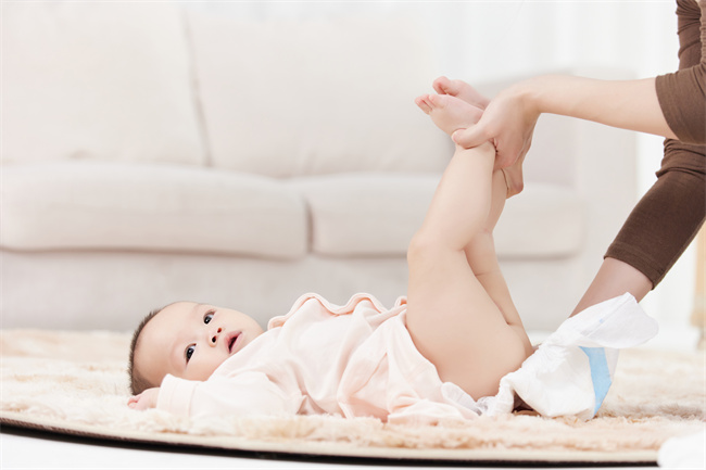 1658825468117626.jpg 攝圖網(wǎng)_501725379_母親給嬰兒寶寶更換尿布(企業(yè)商用).jpg