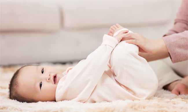 1658825473164071.jpg 攝圖網(wǎng)_501728696_給嬰兒寶寶撫觸按摩(企業(yè)商用).jpg