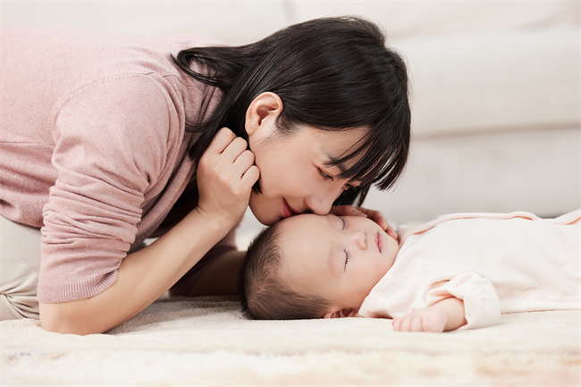 1658913596199853.jpg 攝圖網(wǎng)_501725452_嬰兒與月嫂的溫馨互動(企業(yè)商用).jpg