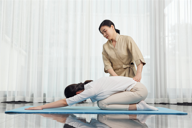 1658998720858929.jpg 攝圖網(wǎng)_502383656_月嫂幫助產(chǎn)婦做產(chǎn)后護理瑜伽(企業(yè)商用).jpg