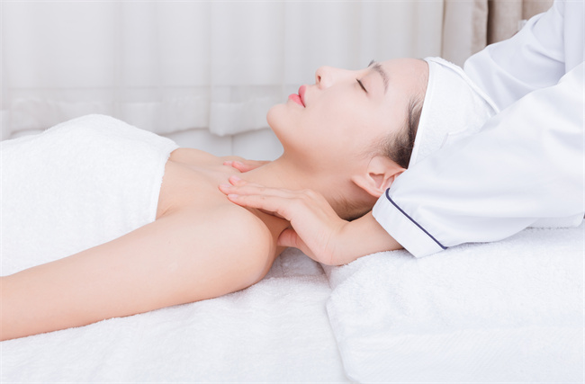 1658998882552455.jpg 攝圖網(wǎng)_500734862_美容師給美女顧客按摩(企業(yè)商用).jpg