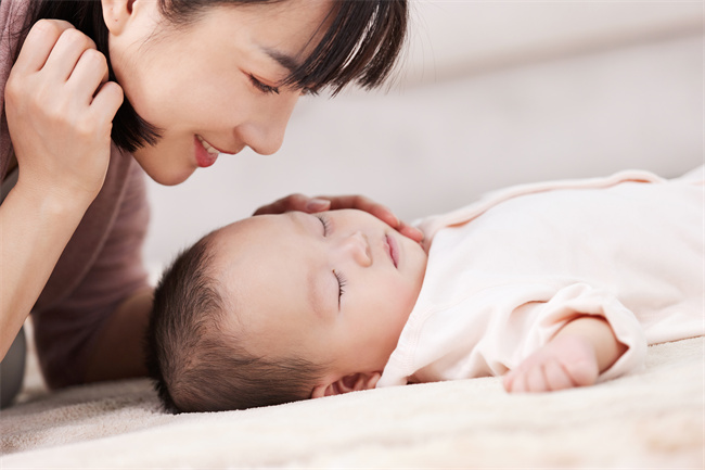 1658999876160314.jpg 攝圖網(wǎng)_501728707_喜愛小寶寶的月嫂(企業(yè)商用).jpg