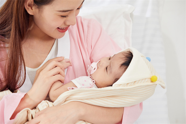 1659086166773688.jpg 攝圖網(wǎng)_501694235_月子中心寶媽和寶寶溫馨互動(企業(yè)商用).jpg