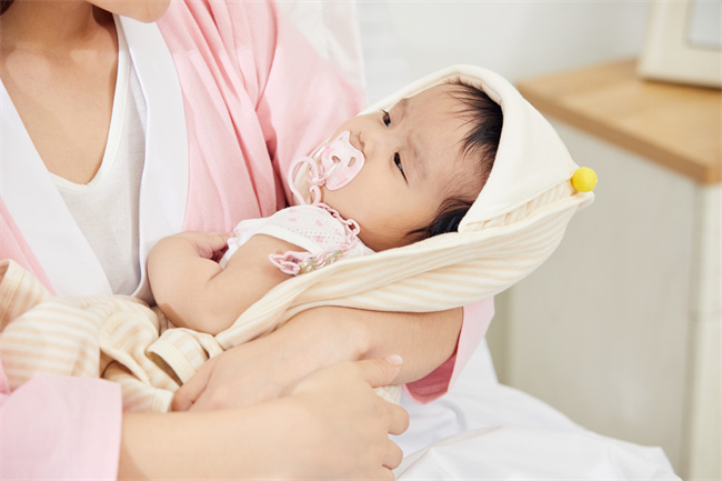 1659086173905249.jpg 攝圖網(wǎng)_501694236_年輕媽媽抱著嬰兒(企業(yè)商用).jpg