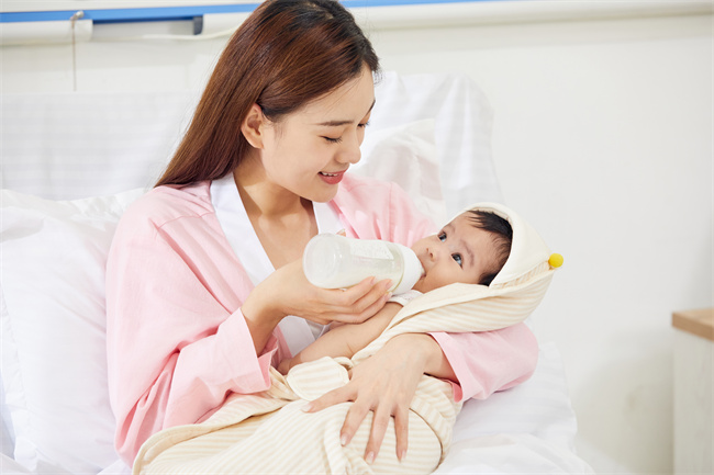 1659086365878138.jpg 攝圖網(wǎng)_501694246_月子中心年輕寶媽給新生兒嬰兒寶寶喂奶(企業(yè)商用).jpg