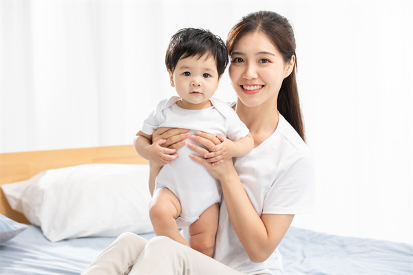 1659344559338502.jpg 攝圖網(wǎng)_501659888_年輕媽媽和寶寶形象(企業(yè)商用).jpg