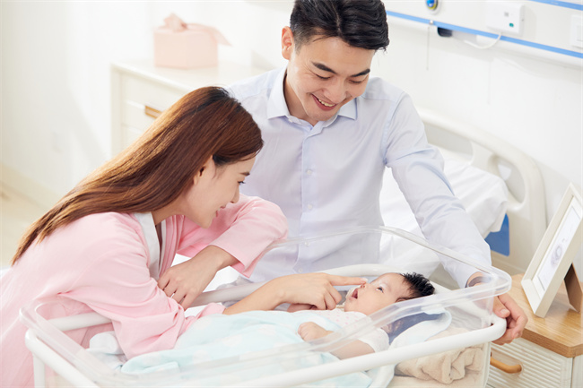 1659691100258666.jpg 攝圖網(wǎng)_501694366_醫(yī)院產(chǎn)房年輕夫妻和寶寶溫馨互動(企業(yè)商用).jpg