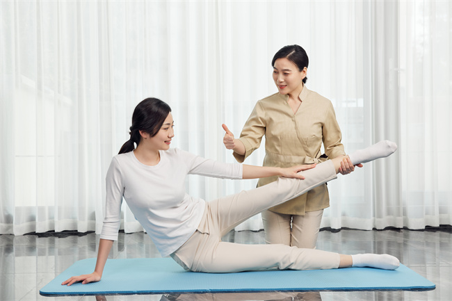 1659862893311942.jpg 攝圖網(wǎng)_502384405_月嫂幫產(chǎn)婦做產(chǎn)后護(hù)理瑜伽運(yùn)動(企業(yè)商用).jpg