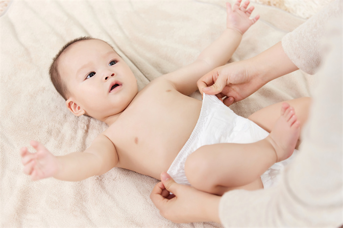 1660036753839336.jpg 攝圖網(wǎng)_501725392_母親幫嬰兒小寶寶穿尿不濕(企業(yè)商用).jpg