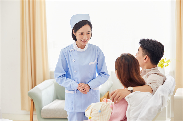 1660121232706853.jpg 攝圖網_501693712_月子中心護工問候新生兒父母(企業(yè)商用).jpg