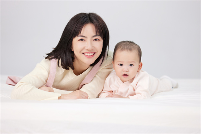 1660121380814922.jpg 攝圖網(wǎng)_501728687_月嫂與新生幼兒形象(企業(yè)商用).jpg