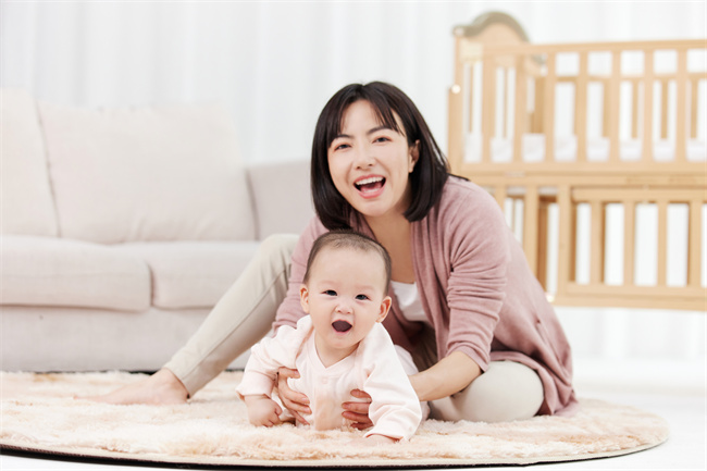 1660212491782897.jpg 攝圖網(wǎng)_501728694_開心的嬰兒寶寶和月嫂形象(企業(yè)商用).jpg