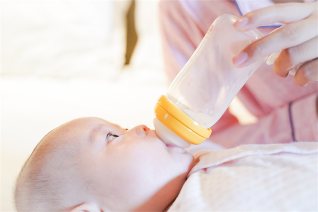 1660381577582473.jpg 攝圖網(wǎng)_501655645_媽媽給寶寶用奶瓶喂奶(企業(yè)商用).jpg