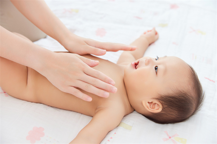 1660638753107166.jpg 攝圖網(wǎng)_501776482_居家生活媽媽給寶寶揉按腹部(企業(yè)商用).jpg