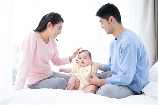 1660814576583750.jpg 攝圖網(wǎng)_501577023_父母和嬰兒一起在床上玩耍(企業(yè)商用).jpg