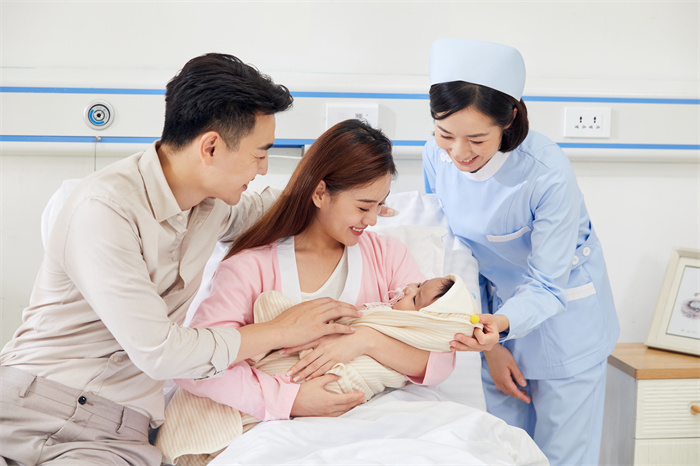 1664155883214107.jpg 攝圖網(wǎng)_501692318_新生兒父母和月子中心護工形象(企業(yè)商用).jpg