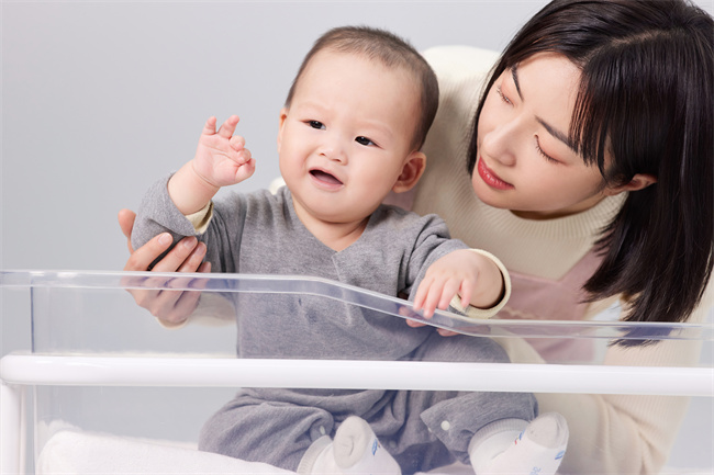 1665624611755530.jpg 攝圖網(wǎng)_501725307_怕生的嬰兒排斥月嫂的小寶寶(企業(yè)商用).jpg